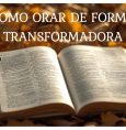 “Ilustração de uma pessoa orando em silêncio com a Bíblia aberta, representando como orar de forma transformadora com 7 práticas diárias de oração para fortalecer a fé e a conexão com Deus.”